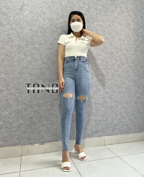 Quần jeans giãn ống ôm màu xanh nhạt,rách 2 bên đùi lai cắt.