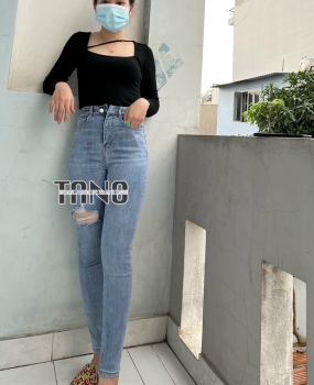 Quần jeans giãn ống ôm màu xanh nhạt rách 1 bên đùi,lai cuốn