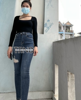Quần jeans giãn ống ôm màu xanh đậm dơ(xanh bụi) rách 1 bên đùi ,lai cuốn.