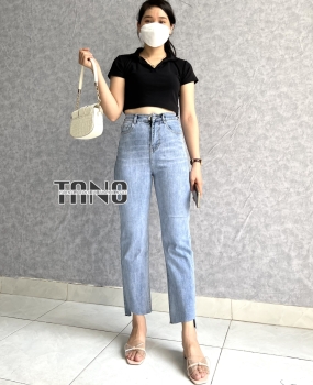 Quần jeans giãn ống đứng màu xanh nhạt lai cắt xéo.