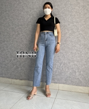 Quần jeans giãn ống đứng màu xanh nhạt lai cắt.