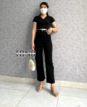 Quần jeans giãn ống đứng màu đen lai cắt.