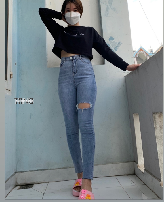 Quần jeans dài giãn ống ôm xanh nhạt rách 1 bên đùi cắt lai