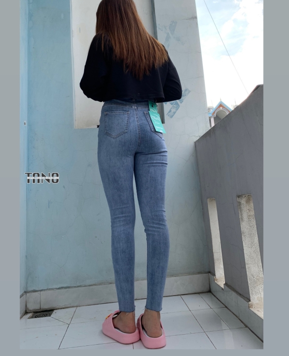 Quần jeans dài giãn ống ôm xanh nhạt rách 1 bên đùi cắt lai
