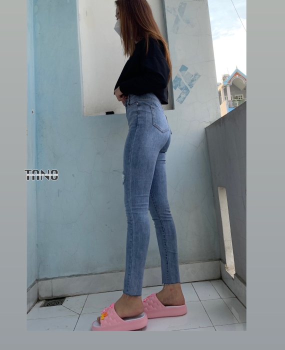 Quần jeans dài giãn ống ôm xanh nhạt rách 1 bên đùi cắt lai
