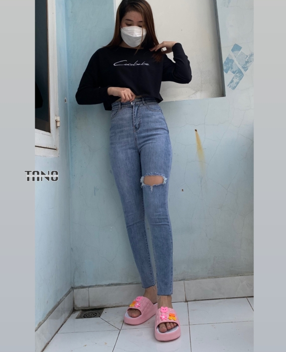 Quần jeans dài giãn ống ôm xanh nhạt rách 1 bên đùi cắt lai