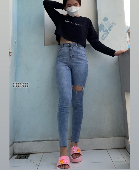 Quần jeans dài giãn ống ôm xanh nhạt rách 1 bên đùi cắt lai