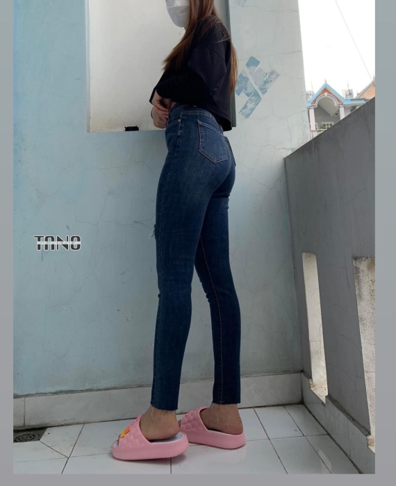 Quần jeans dài giãn ống ôm xanh đậm dơ(xanh bụi) rách 1 bên đùi lai cắt.