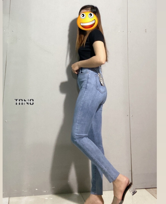 Quần jeans giãn ống ôm màu xanh nhạt trơn,lai cắt