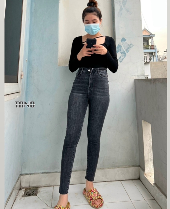Quần jeans giãn ống ôm màu xám cắt lai