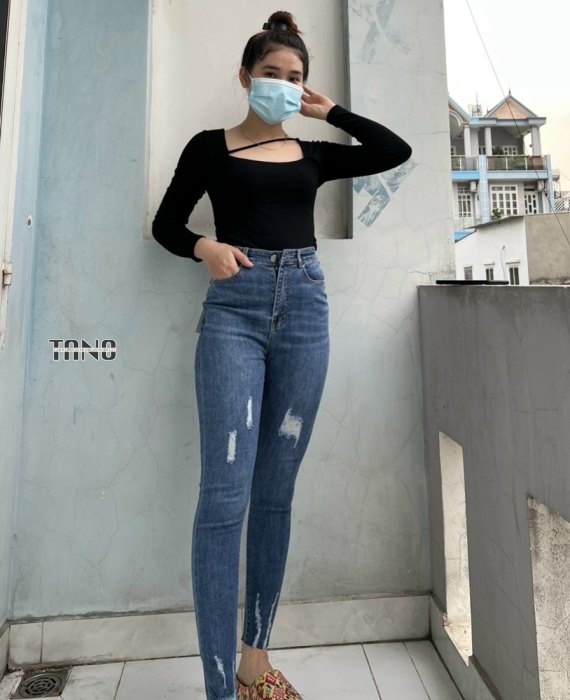 Quần jeans giãn ống ôm màu xanh cào xước lai cắt