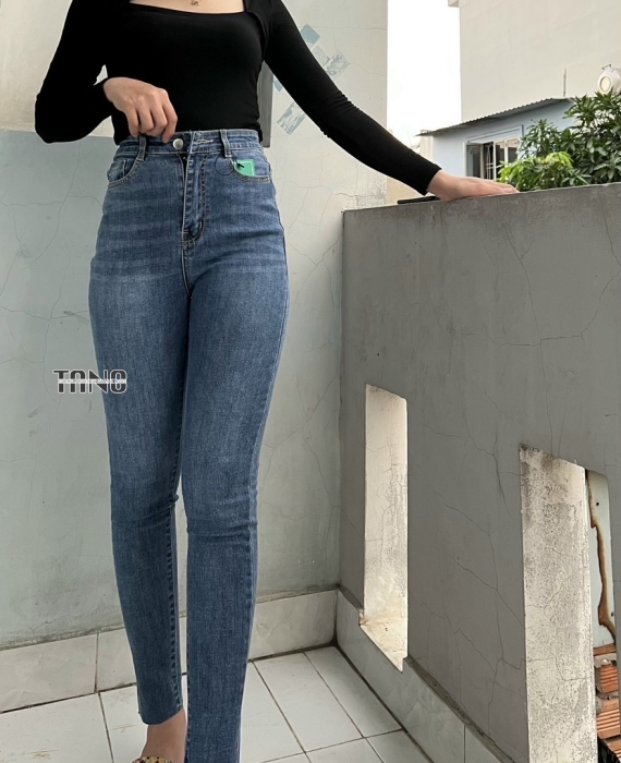 Quần jeans giãn ống ôm màu xanh,lai cắt