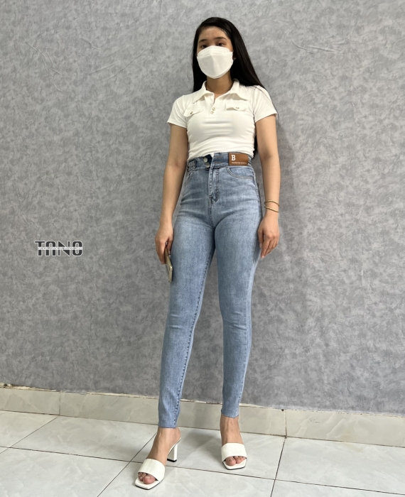 Quần jeans giãn ống ôm màu xanh nhạt,lưng 2 nút,mạc da,cắt lai