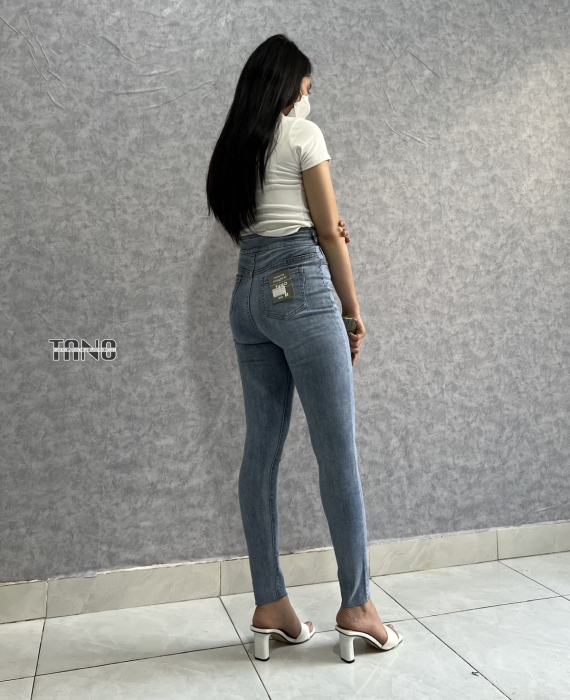 Quần jeans giãn ống ôm màu xanh nhạt,lưng 2 nút,mạc da,cắt lai