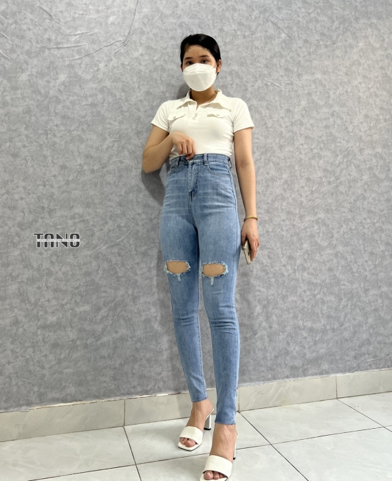 Quần jeans giãn ống ôm màu xanh nhạt,rách 2 bên đùi lai cắt.