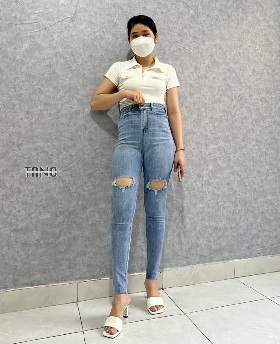 Quần jeans giãn ống ôm màu xanh nhạt,rách 2 bên đùi lai cắt.