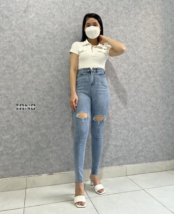 Quần jeans giãn ống ôm màu xanh nhạt,rách 2 bên đùi lai cắt.