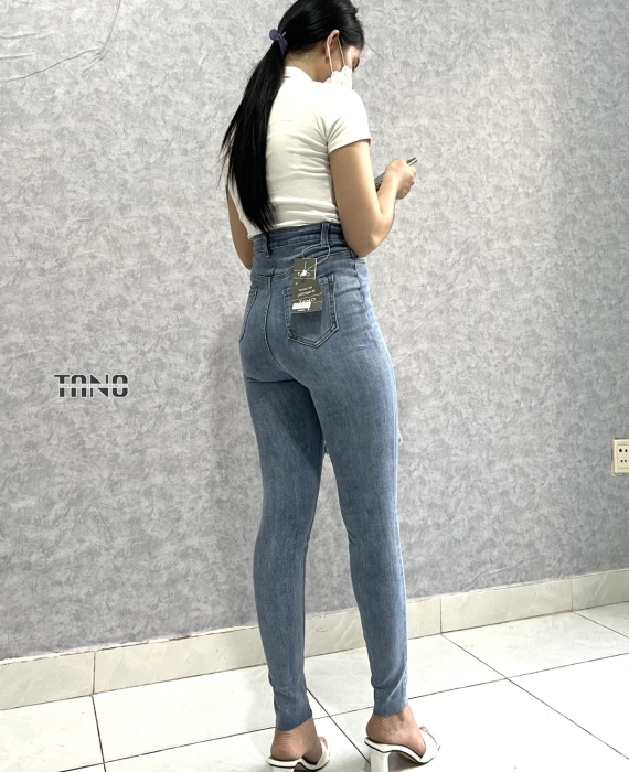 Quần jeans giãn ống ôm màu xanh nhạt,rách 2 bên đùi lai cắt.