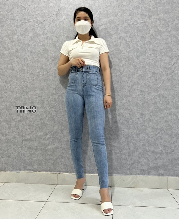 Quần jeans giãn ống ôm túi tròn màu xanh nhạt,lai cắt.