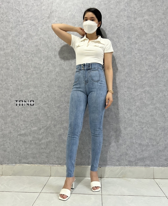Quần jeans giãn ống ôm túi tròn màu xanh nhạt,lai cắt.