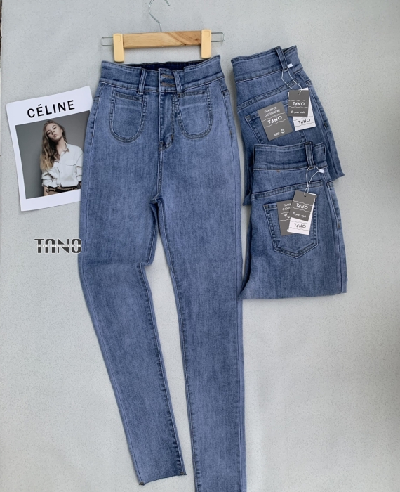 Quần jeans giãn ống ôm túi tròn màu xanh nhạt,lai cắt.