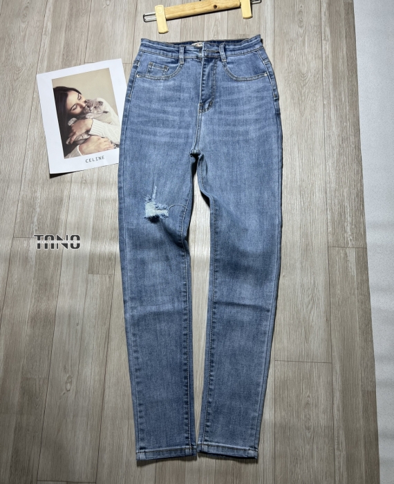 Quần jeans giãn ống ôm màu xanh nhạt rách 1 bên đùi,lai cuốn