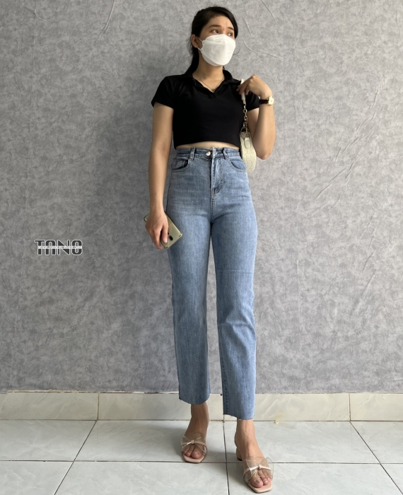 Quần jeans giãn ống đứng màu xanh nhạt lai cắt.