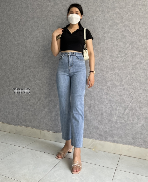 Quần jeans giãn ống đứng màu xanh nhạt lai cắt.