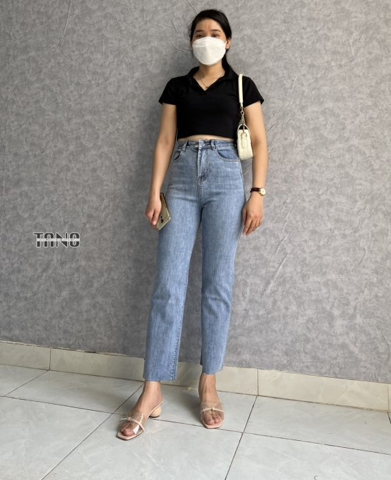 Quần jeans giãn ống đứng màu xanh nhạt lai cắt.