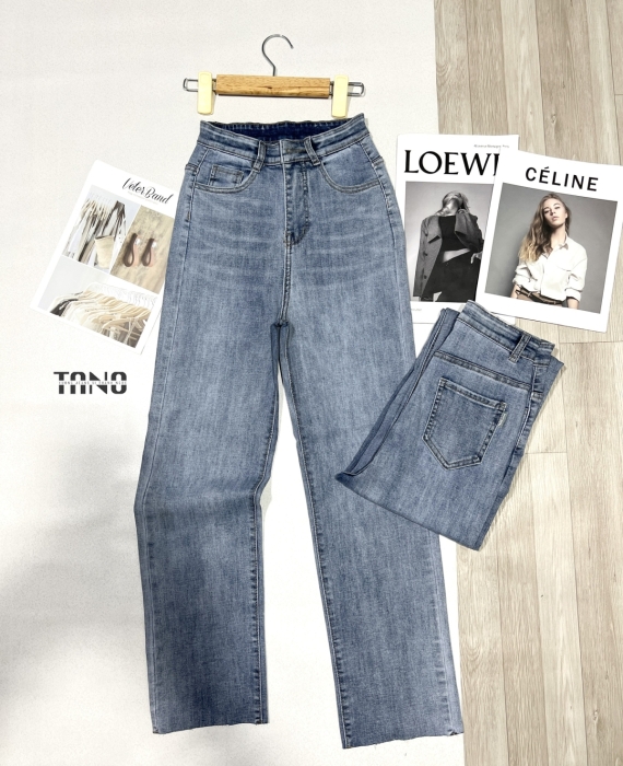 Quần jeans giãn ống đứng màu xanh nhạt lai cắt.
