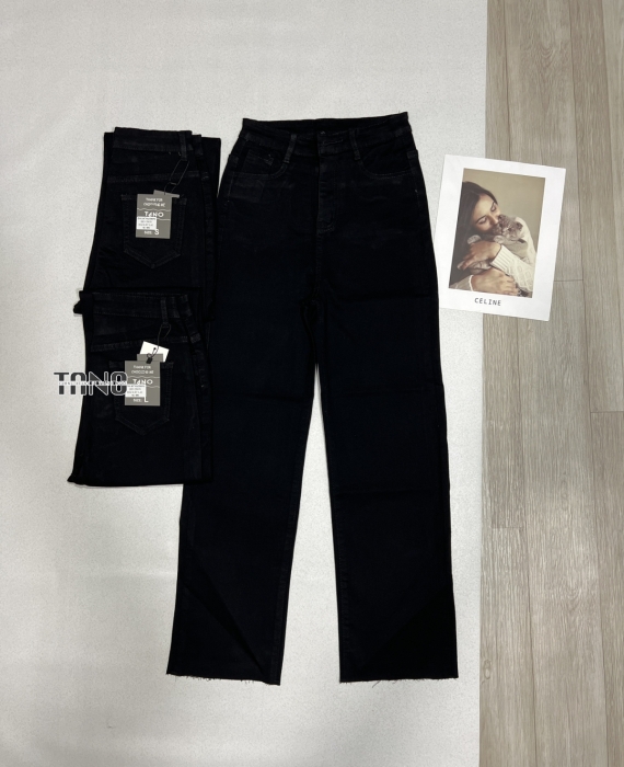 Quần jeans giãn ống đứng màu đen lai cắt.