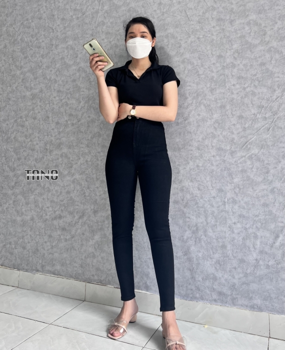 Quần jeans giãn ống ôm màu đen lai cuốn,2 nút bóp.