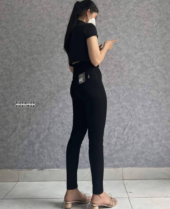 Quần jeans giãn ống ôm màu đen lai cuốn,2 nút bóp.