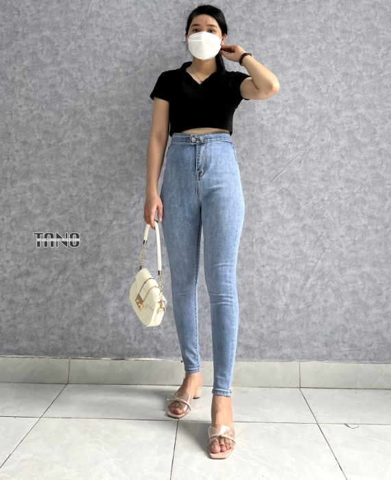 Quần jeans giãn ống ôm màu xanh nhạt ,2 nút bóp