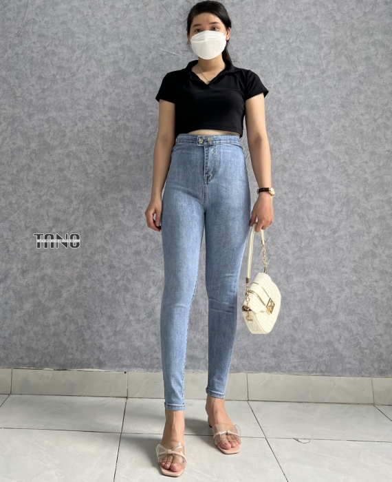 Quần jeans giãn ống ôm màu xanh nhạt ,2 nút bóp