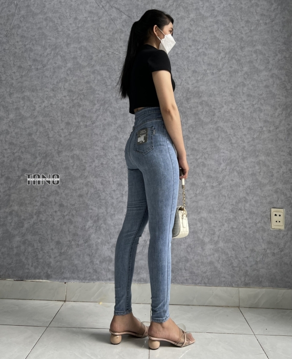 Quần jeans giãn ống ôm màu xanh nhạt ,2 nút bóp