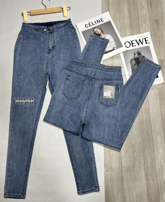 Quần jeans giãn ống ôm màu xanh nhạt ,2 nút bóp