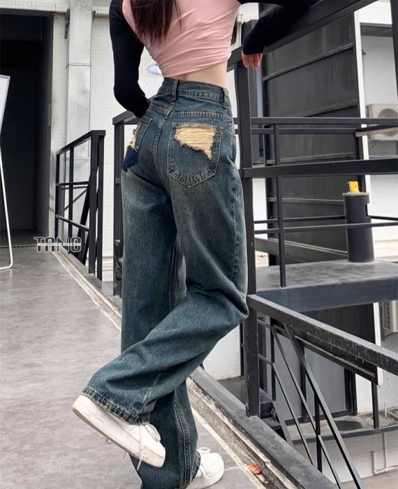 Quần jeans ống suông màu xanh bụi rách túi sau.