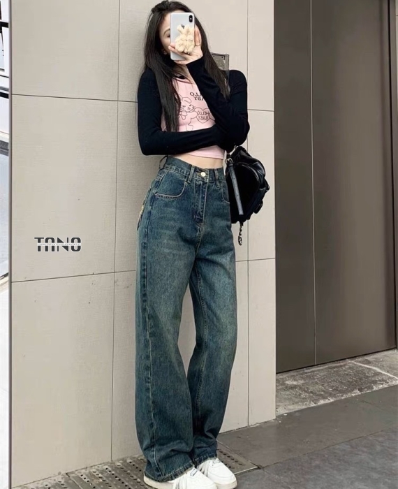 Quần jeans ống suông màu xanh bụi rách túi sau.